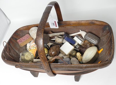 Lot 489 - A collection of miscellaneous items, to...