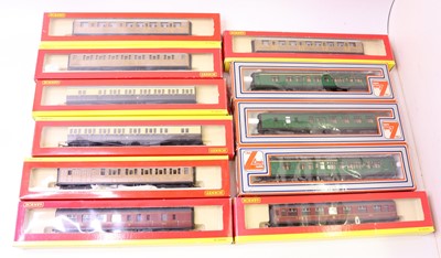 Lot 581 - One tray containing various 00 gauge coaches...