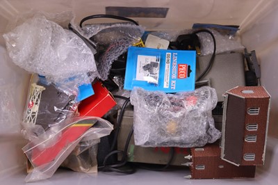 Lot 615 - One tray containing mostly 00 gauge...