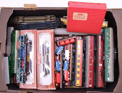 Lot 582 - One tray containing mostly loose 00 gauge...