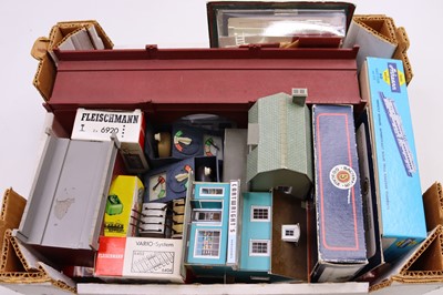 Lot 619 - One tray containing mostly 00 gauge to include...