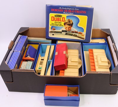Lot 368 - Large supermarket tray containing Hornby-Dublo...