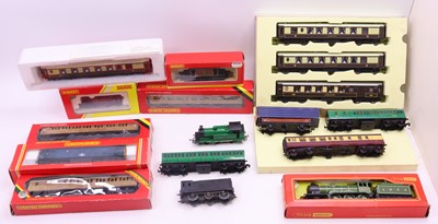 Lot 597 - One tray containing various 00 gauge locos and...