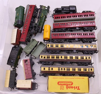 Lot 720 - One lot containing various Triang TT gauge...
