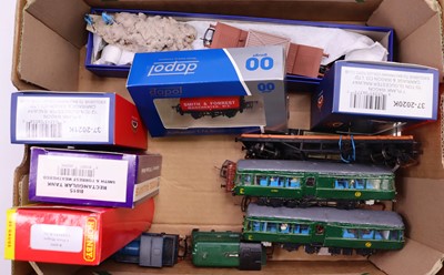 Lot 611 - A mixed lot of 00 gauge to include a...