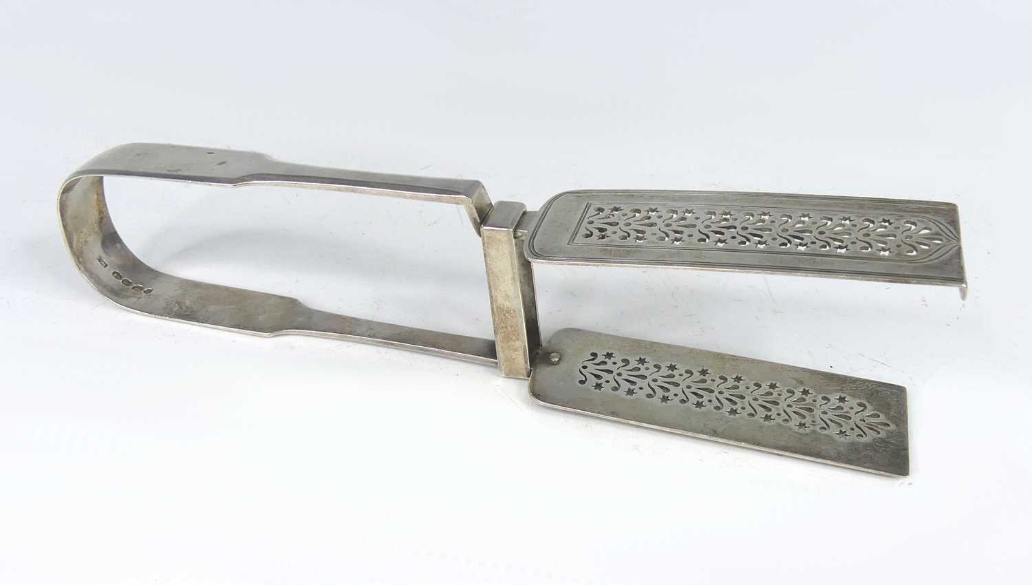 Lot 2082 - A pair of George IV silver asparagus tongs, in...