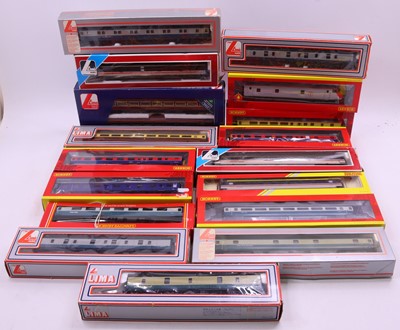 Lot 594 - One tray containing various 00 gauge coaches...