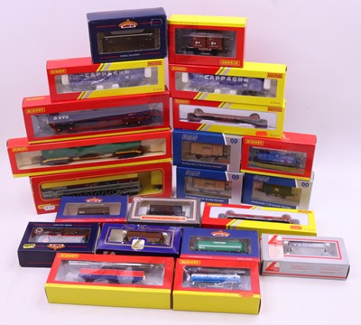 Lot 600 - One tray containing various 00 gauge wagons to...