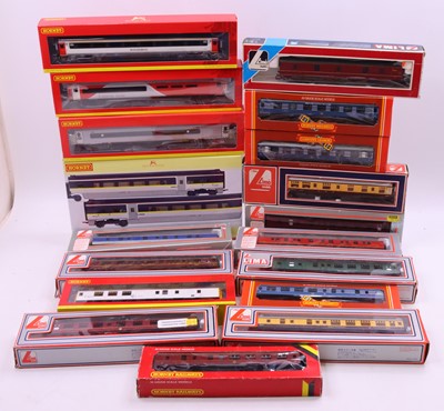 Lot 585 - One tray containing various 00 gauge coaches...