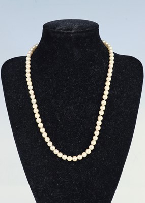 Lot 2720 - A single row of seventy 5.5 to 6.5mm cultured...