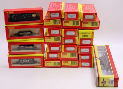 Lot 609 - One tray containing various Hornby 00 gauge...