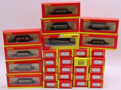 Lot 613 - One tray containing various Hornby 00 gauge...