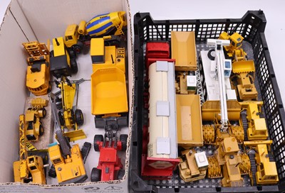 Lot 1585 - 2 boxes containing loose and playworn,...
