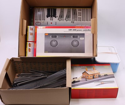 Lot 616 - A small collection of various 00 gauge...