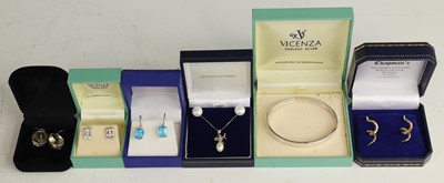 Lot 334 - A mixed lot of jewellery, including a pair of...