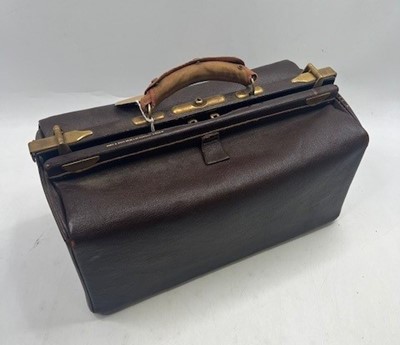 Lot 127 - An Edwardian Gladstone bag by Drew & Sons, 35...