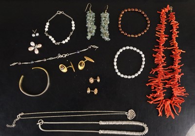 Lot 323 - A mixed lot of jewellery, including a branch...