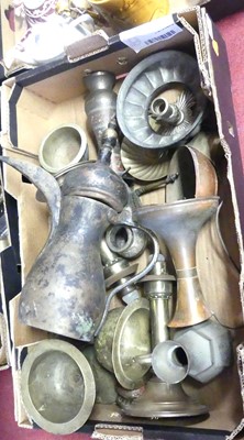 Lot 135 - Two boxes of metalware, to include a middle...
