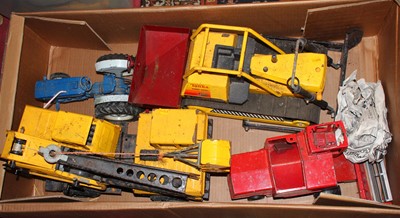 Lot 1522 - A box of ERTL and Tonka large scale tinplate...