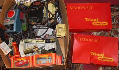 Lot 1523 - A box of mainly Triang 00 gauge railway...