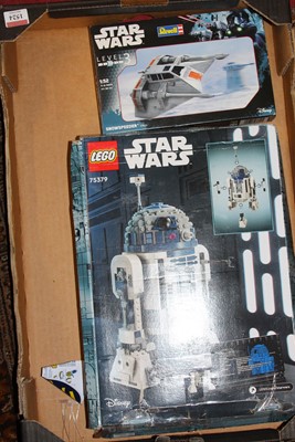 Lot 1524 - A Star Wars Lego No.73379 R2D2 gift set (used);...