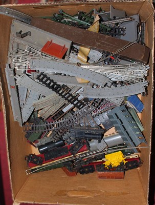 Lot 1525 - A tray of 00 gauge Triang railway items