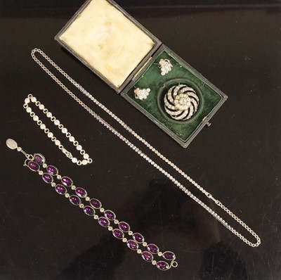 Lot 331 - Costume jewellery to include paste set...
