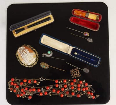 Lot 336 - Mixed lot to include a Victorian pinchbeck and...