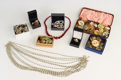 Lot 338 - Assorted costume jewellery to include a...