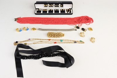Lot 339 - Assorted costume jewellery to include various...