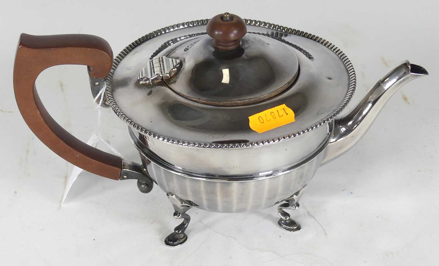 Lot 191 - A George V silver teapot, 12.4ozt