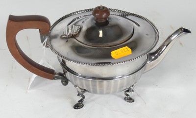 Lot 191 - A George V silver teapot, 12.4ozt