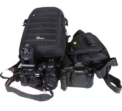 Lot 541 - A collection of camera equipment and...