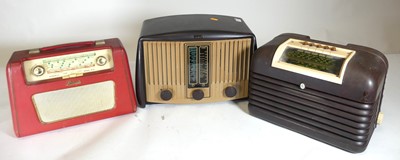 Lot 543 - A Bush BAC10 bakelite valve radio; together...