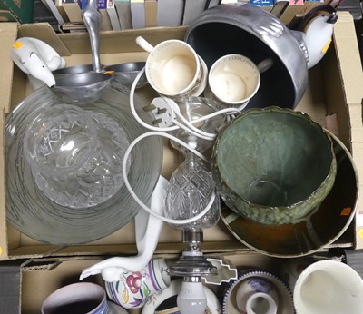 Lot 553 - A tray of miscellaneous items, to include a...