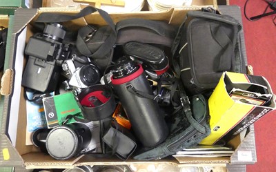 Lot 566 - A collection of camera equipment and...