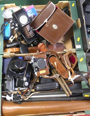 Lot 564 - Two trays of cameras and accessories, to...
