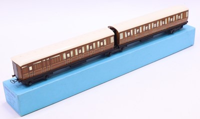 Lot 231 - Hornby Dublo pre-war D2 two-coach articulated...