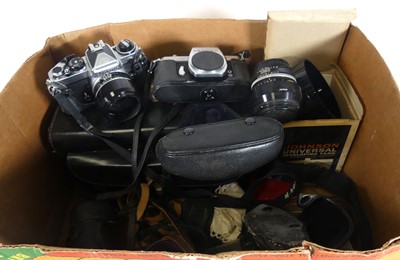 Lot 607 - A collection of cameras and accessories, to...