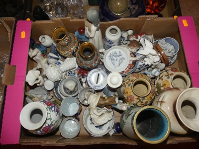 Lot 611 - A collection of ceramics and glassware to...