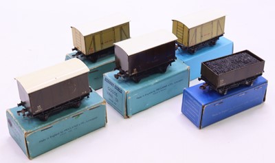 Lot 347 - Five Hornby Dublo Southern wagons, to include...