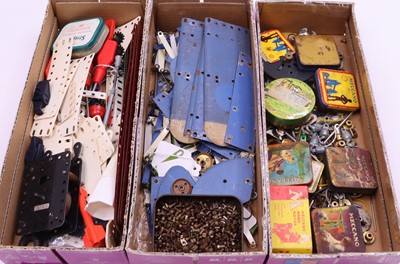 Lot 1903 - Three trays containing a quantity of loose...