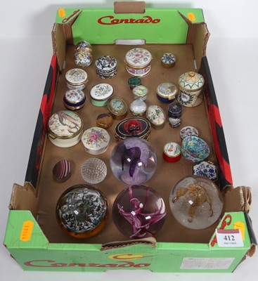 Lot 412 - A collection of miscellaneous items to include...