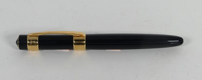 Lot 491 - A Chaumet fountian pen, having a black lacquer...