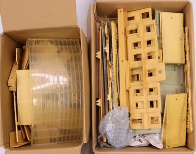 Lot 371 - Hornby Dublo plastic terminal station set,...