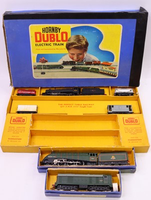 Lot 260 - A small collection of Hornby Dublo 3 rail...