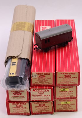 Lot 324 - Nine Hornby Dublo coaches, all Western Region...