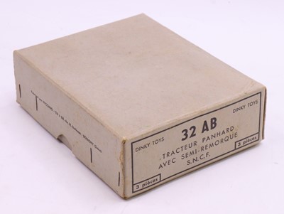 Lot 1069 - Dinky Toys empy trade box for a No.32AB...