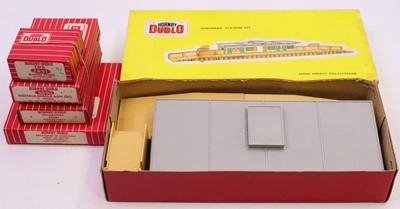Lot 364 - A collection of Hornby Dublo 2-rail items to...