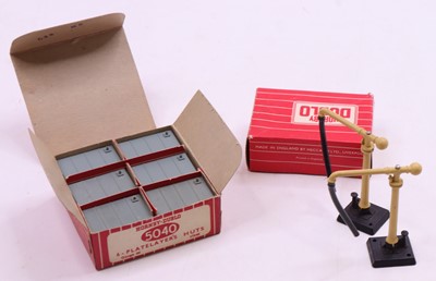Lot 365 - A Hornby Dublo rare 5095 buff water crane and...